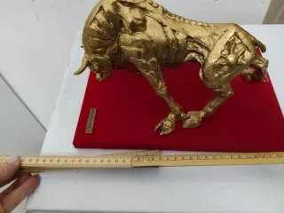 Scultura toro di Picasso dorata
