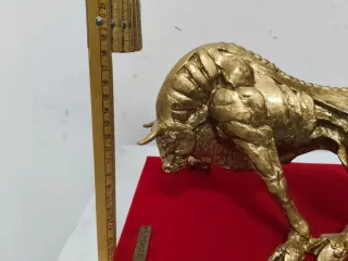 Scultura toro di Picasso dorata