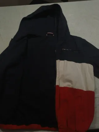 Chaqueta con capucha tricolor