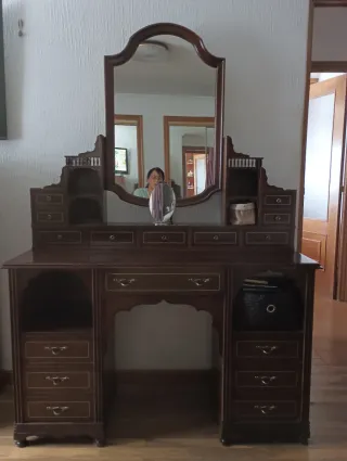 Cómoda de madera con espejo