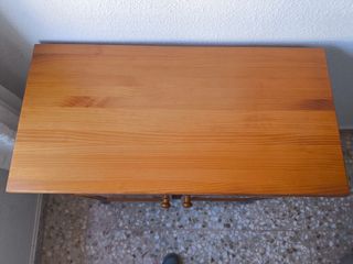 Cómoda de madera con 2 puertas