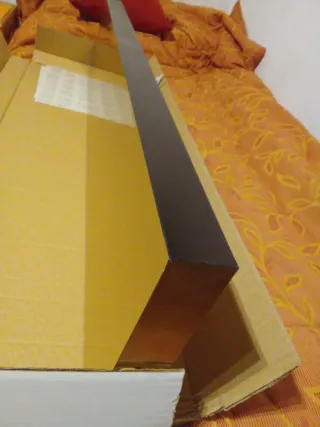 Estantería LACK dorada y negra