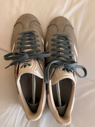 Adidas Gazelle grises y blancas