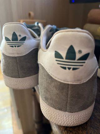 Adidas Gazelle grises y blancas