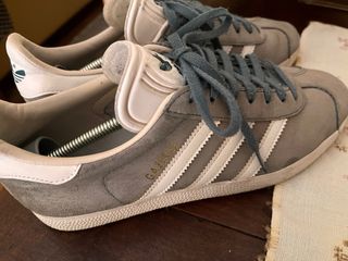 Adidas Gazelle grises y blancas