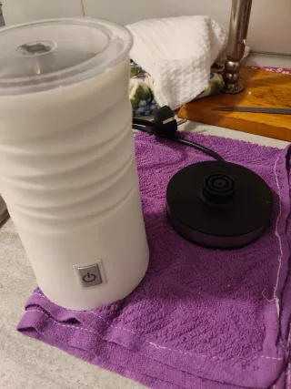 Espumador de leche blanco