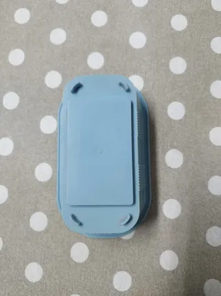 Bañera y espejo para pájaros.