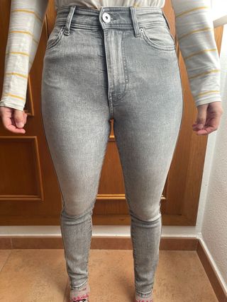 Pantalones vaqueros grises mujer