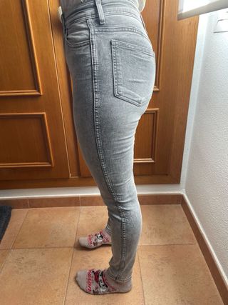 Pantalones vaqueros grises mujer