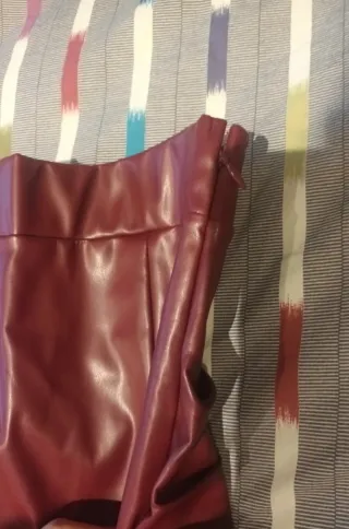 Falda corta roja efecto piel