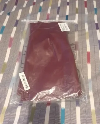 Falda corta roja efecto piel