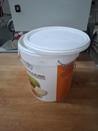 Cubo plástico blanco y naranja