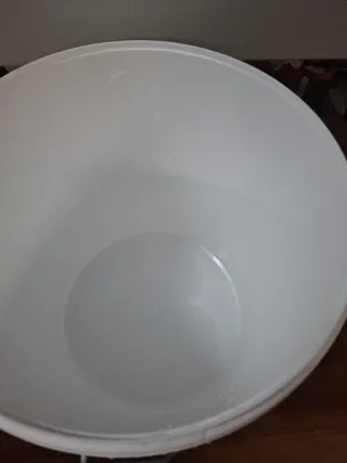 Cubo plástico blanco y naranja