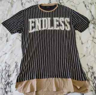 Camiseta Bershka ENDLESS Rayas Verticales