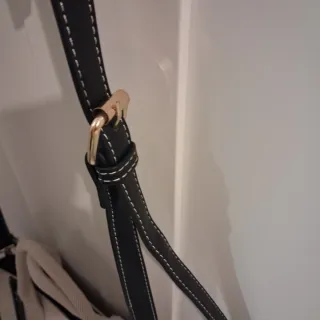 Bolso de mano y hombro beige y negro