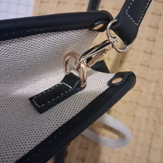 Bolso de mano y hombro beige y negro