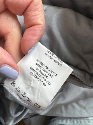 Piumino grigio con cappuccio e pelliccia