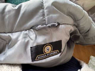 Piumino grigio con cappuccio e pelliccia