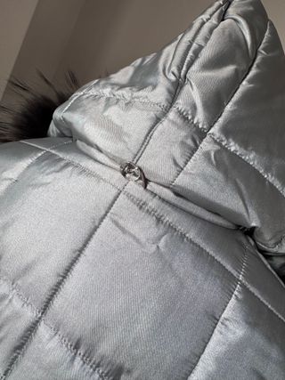 Piumino grigio con cappuccio e pelliccia