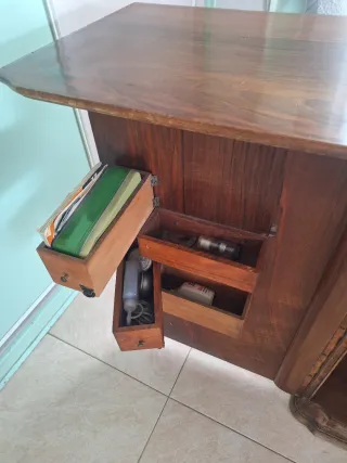 Máquina de coser antigua con mueble