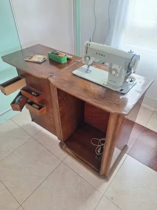 Máquina de coser antigua con mueble