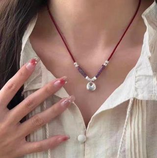 Collar de plata con cordón rojo