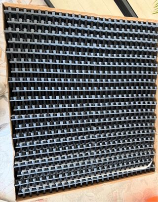 Cepillos de protección y mesas de trabajo