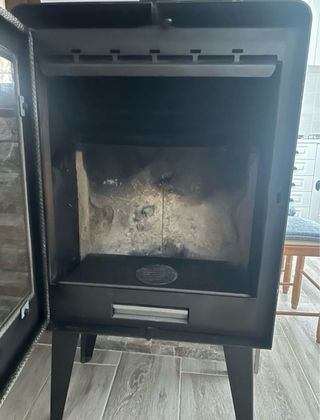 Chimenea de leña metálica con puerta de cristal