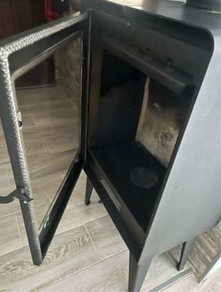 Chimenea de leña metálica con puerta de cristal