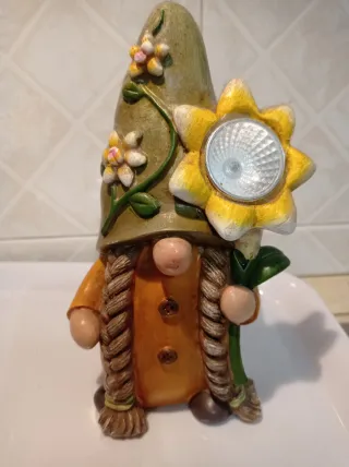 Lampada solare a forma di gnomo con girasole