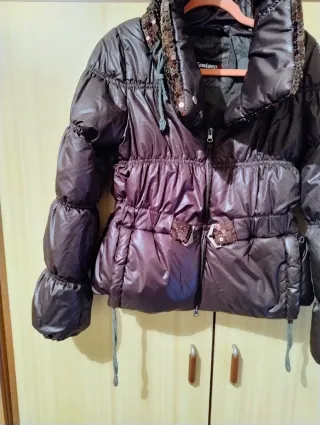 Piumino donna elegante corto prugna