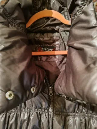 Piumino donna elegante corto prugna