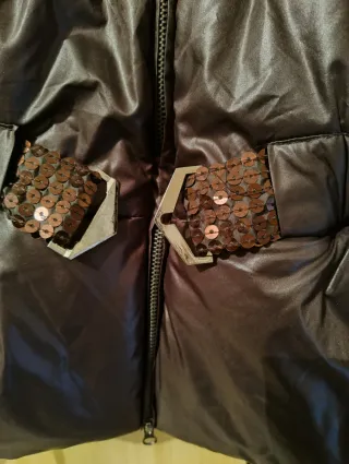 Piumino donna elegante corto prugna