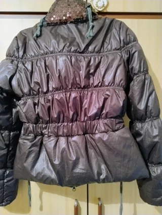 Piumino donna elegante corto prugna