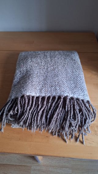 Manta de lana gris y marrón con flecos