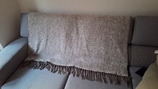 Manta de lana gris y marrón con flecos