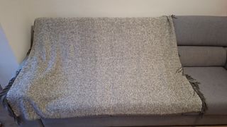 Manta de lana gris y marrón con flecos