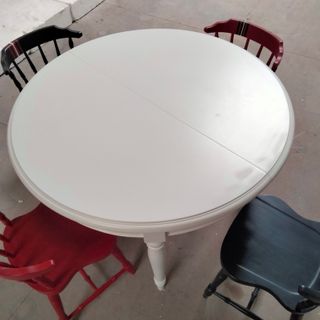 Mesa redonda blanca  extensible con 4 sillas