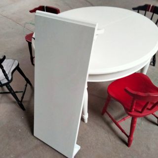 Mesa redonda blanca  extensible con 4 sillas