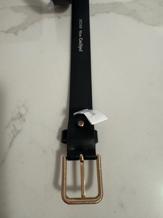 Cintura nera con fibbia dorata