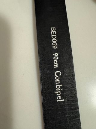 Cintura nera con fibbia dorata