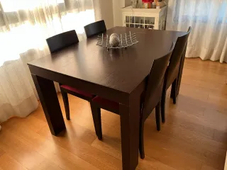Mesa de comedor y cuatro sillas de madera oscura