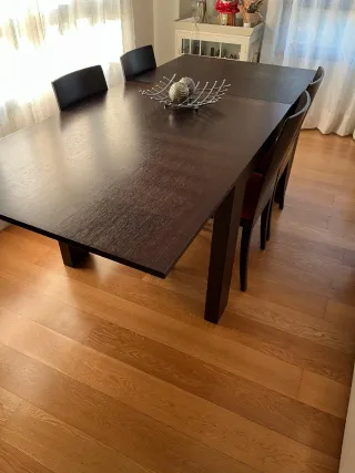Mesa de comedor y cuatro sillas de madera oscura