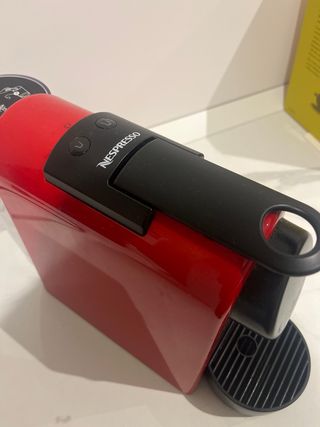 Cafetera Nespresso Essenza Mini Roja