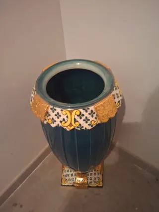 Jarrón de cerámica verde y dorado