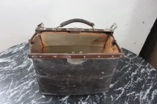 Maletín médico antiguo de cuero