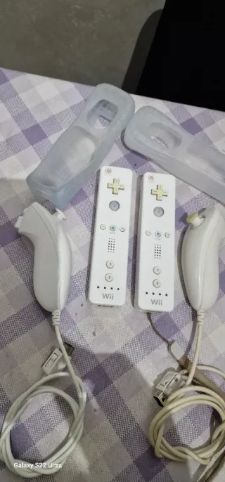 Nintendo Wii: 2 telecomandi + 2 nunchuk
