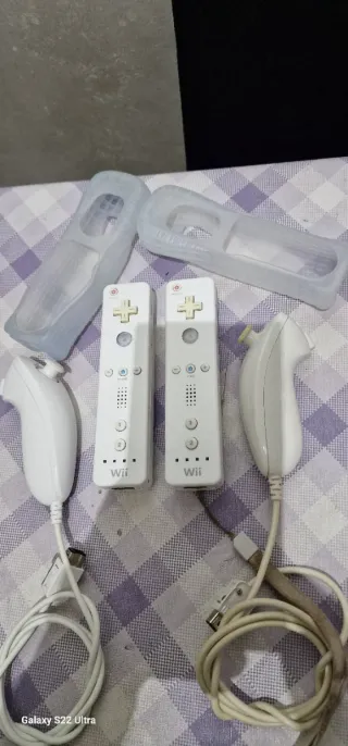 Nintendo Wii: 2 telecomandi + 2 nunchuk