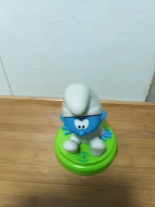 Figura Pitufo sentado base verde