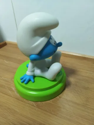 Figura Pitufo sentado base verde